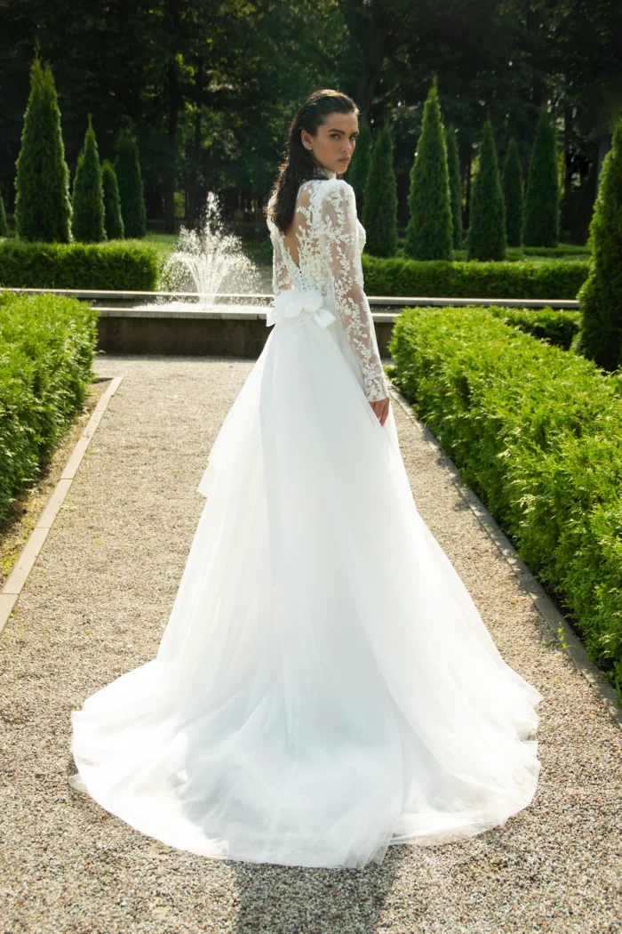 Муар 3 Наталья Романова <p style="text-align: justify;">Элегантное свадебное платье А‑силуэта из фатина и кружева с закрытым корсетом и длинными рукавами. Украшено объёмными 3D‑цветами на линии талии, которые добавляют романтичный акцент и подчёркивают утончённость образа.</p>
<iframe src="https://www.youtube.com/embed/Tvyg5LsUZnw" width="auto" height="600" frameborder="0" allowfullscreen="allowfullscreen"></iframe>
