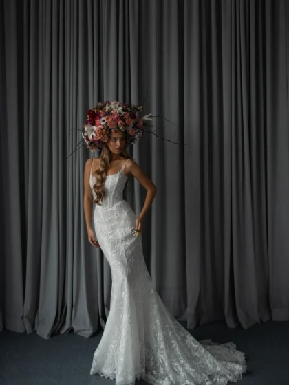 Нуаж 1 Сонеста <p style="text-align: justify;">Cвадебное платье облегающего силуэта из нежного кружева на тонких бретелях. Лаконичный крой подчёркивает фигуру, а кружевная фактура придаёт образу романтичность и утончённую изысканность.</p>
<iframe src="https://www.youtube.com/embed/8dtneai2Bd4" width="auto" height="600" frameborder="0" allowfullscreen="allowfullscreen"></iframe>