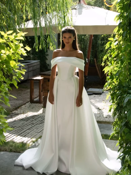 Префер 1 Сонеста <p style="text-align: justify;">Роскошное свадебное платье бального силуэта из благородного микадо со спущенными бретелями и длинным шлейфом. Пышная юбка создаёт эффект королевского величия, а гладкая фактура ткани подчёркивает торжественность и утончённую элегантность образа.</p>
<iframe src="https://www.youtube.com/embed/p_SrTM1Tbp4" width="auto" height="600" frameborder="0" allowfullscreen="allowfullscreen"></iframe>