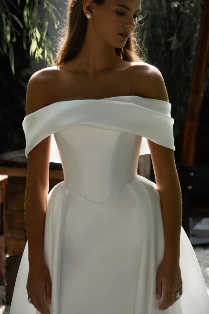 Префер 1 Сонеста <p style="text-align: justify;">Роскошное свадебное платье бального силуэта из благородного микадо со спущенными бретелями и длинным шлейфом. Пышная юбка создаёт эффект королевского величия, а гладкая фактура ткани подчёркивает торжественность и утончённую элегантность образа.</p>
<iframe src="https://www.youtube.com/embed/p_SrTM1Tbp4" width="auto" height="600" frameborder="0" allowfullscreen="allowfullscreen"></iframe>