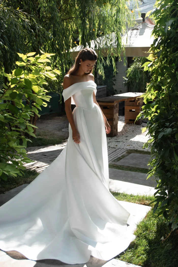 Префер 2 Сонеста <p style="text-align: justify;">Роскошное свадебное платье бального силуэта из благородного микадо со спущенными бретелями и длинным шлейфом. Пышная юбка создаёт эффект королевского величия, а гладкая фактура ткани подчёркивает торжественность и утончённую элегантность образа.</p>
<iframe src="https://www.youtube.com/embed/p_SrTM1Tbp4" width="auto" height="600" frameborder="0" allowfullscreen="allowfullscreen"></iframe>