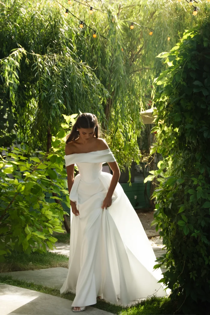 Префер 3 Сонеста <p style="text-align: justify;">Роскошное свадебное платье бального силуэта из благородного микадо со спущенными бретелями и длинным шлейфом. Пышная юбка создаёт эффект королевского величия, а гладкая фактура ткани подчёркивает торжественность и утончённую элегантность образа.</p>
<iframe src="https://www.youtube.com/embed/p_SrTM1Tbp4" width="auto" height="600" frameborder="0" allowfullscreen="allowfullscreen"></iframe>