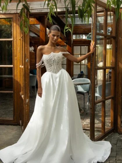 Пушер 1 Сонеста <p style="text-align: justify;">Cвадебное платье А‑силуэта из атласа и нежного кружева со спущенными бретелями. Весь корсет расшит и украшен нитями жемчуга, создающими утончённое сияние и благородный акцент. Лёгкий силуэт подчёркивает романтичность образа, а жемчужные детали добавляют торжественности и изысканного шарма.</p>
<iframe src="https://www.youtube.com/embed/ILQPxCFHOm8" width="auto" height="600" frameborder="0" allowfullscreen="allowfullscreen"></iframe>