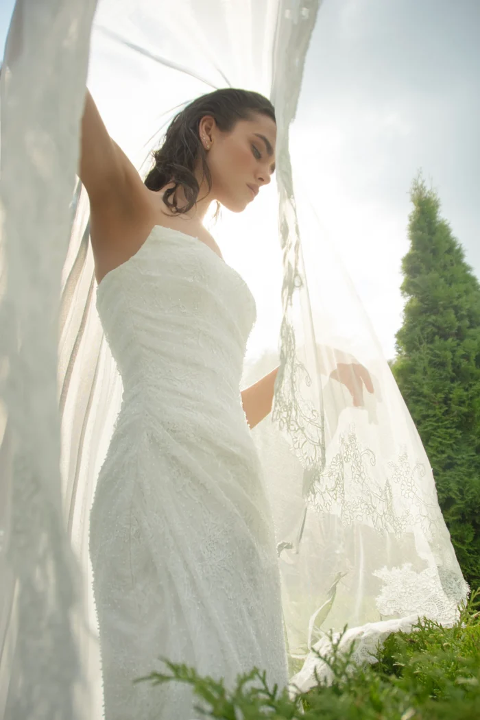 Рафаэль 3 Наталья Романова <p style="text-align: justify;">Изысканное свадебное платье облегающего силуэта из нежного кружева с элегантными драпировками на корсете и линии талии. Лаконичный крой подчёркивает фигуру, а изящные драпировки добавляют образу утончённости и романтичного шарма.</p>
<iframe src="https://www.youtube.com/embed/JesIPDTFnPE" width="auto" height="600" frameborder="0" allowfullscreen="allowfullscreen"></iframe>