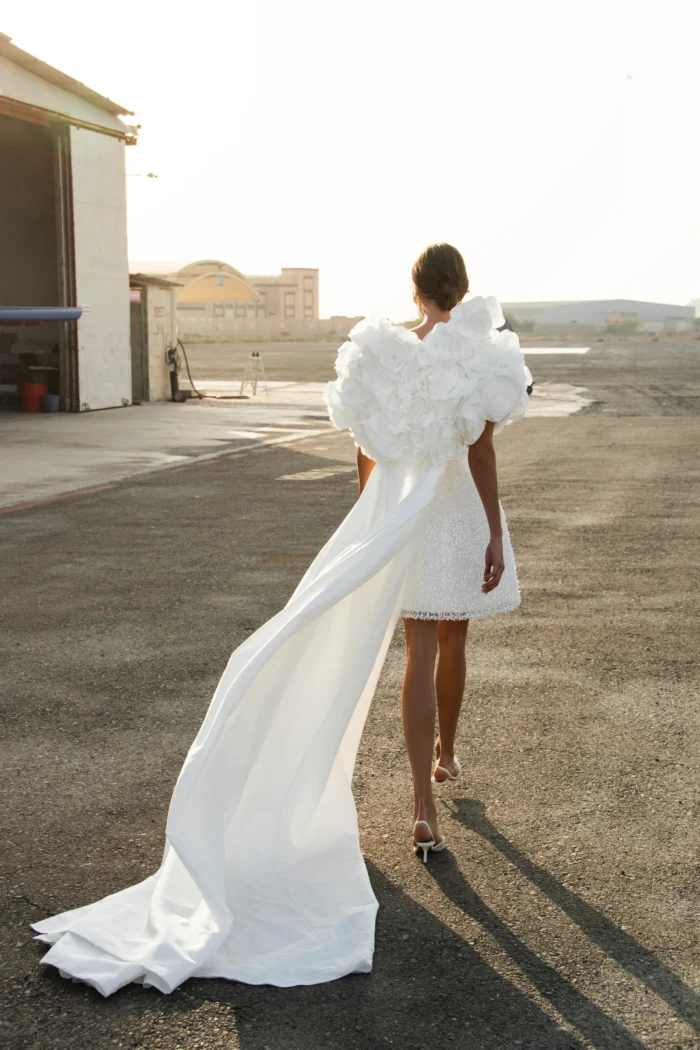 Ромерия 4 Наталья Романова <p style="text-align: justify;">Современное короткое свадебное платье из атласа, расшитое сияющими пайетками и глиттером. Образ дополняет съёмное болеро с 3D‑цветами и длинным шлейфом, предлагающееся отдельно, что позволяет легко трансформировать наряд — от дерзкого и лёгкого до торжественного и романтичного.</p>
<iframe src="https://www.youtube.com/embed/t4cTLQHi-W8" width="auto" height="600" frameborder="0" allowfullscreen="allowfullscreen"></iframe>