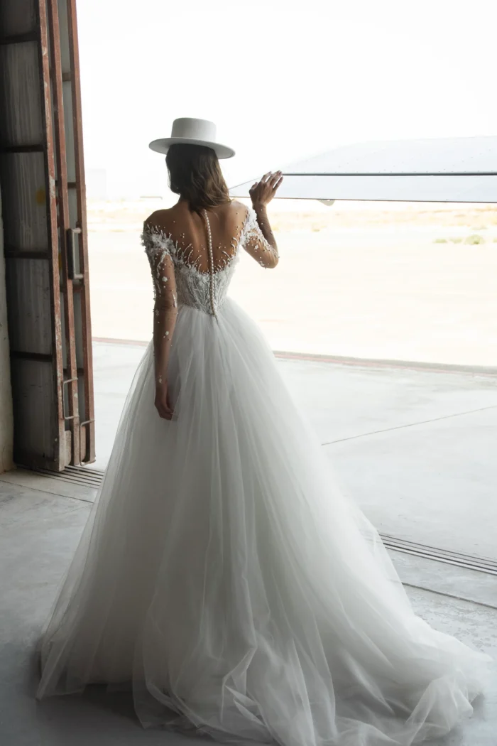 Шафран 3 Наталья Романова <p style="text-align: justify;">Изысканное свадебное платье А‑силуэта из воздушного фатина с элегантным V‑образным вырезом. Корсет расшит бисером и жемчугом, создавая утончённое мерцание и благородный акцент. Лёгкий силуэт подчёркивает романтичность образа, а жемчужные детали добавляют ему изящного сияния и торжественного шарма.</p>
<iframe src="https://www.youtube.com/embed/jmlX9tGZNPQ" width="auto" height="600" frameborder="0" allowfullscreen="allowfullscreen"></iframe>