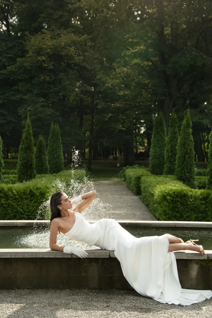 Сантана - Наталья Романова Сантана 2 Наталья Романова <p style="text-align: justify;">Элегантное свадебное платье облегающего силуэта из гладкого атласа с изящными драпировками. Модель состоит из корсета и юбки, подчёркивая утончённость фигуры и создавая гармоничный образ, наполненный элегантностью и романтичным шармом.</p>
<iframe src="https://www.youtube.com/embed/sxUVsm_MPuY" width="auto" height="600" frameborder="0" allowfullscreen="allowfullscreen"></iframe>