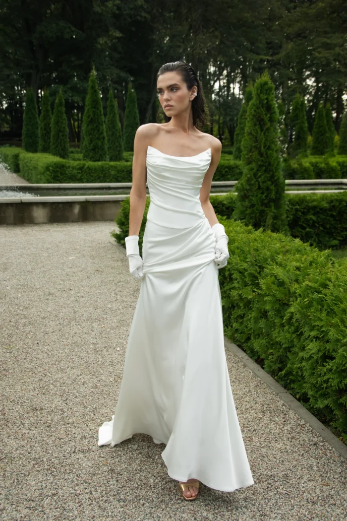 Сантана - Наталья Романова Сантана 3 Наталья Романова <p style="text-align: justify;">Элегантное свадебное платье облегающего силуэта из гладкого атласа с изящными драпировками. Модель состоит из корсета и юбки, подчёркивая утончённость фигуры и создавая гармоничный образ, наполненный элегантностью и романтичным шармом.</p>
<iframe src="https://www.youtube.com/embed/sxUVsm_MPuY" width="auto" height="600" frameborder="0" allowfullscreen="allowfullscreen"></iframe>