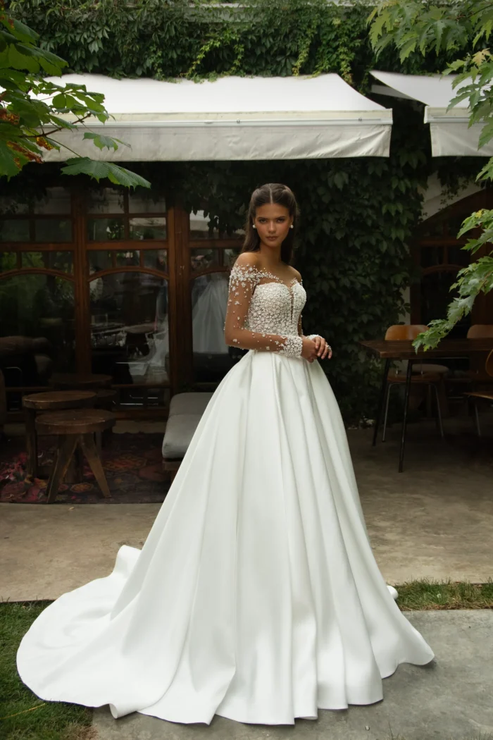 Сортабль 1 Сонеста <p style="text-align: justify;">Cвадебное платье А‑силуэта из атласа и нежного кружева с изысканным V‑образным вырезом. Корсет украшен нитями жемчуга, создающими утончённое сияние и благородный акцент. Лёгкий силуэт подчёркивает романтичность образа, а сочетание материалов придаёт ему торжественность и изысканный шарм.</p>
<iframe src="https://www.youtube.com/embed/XgMoaWBpz20" width="auto" height="600" frameborder="0" allowfullscreen="allowfullscreen"></iframe>