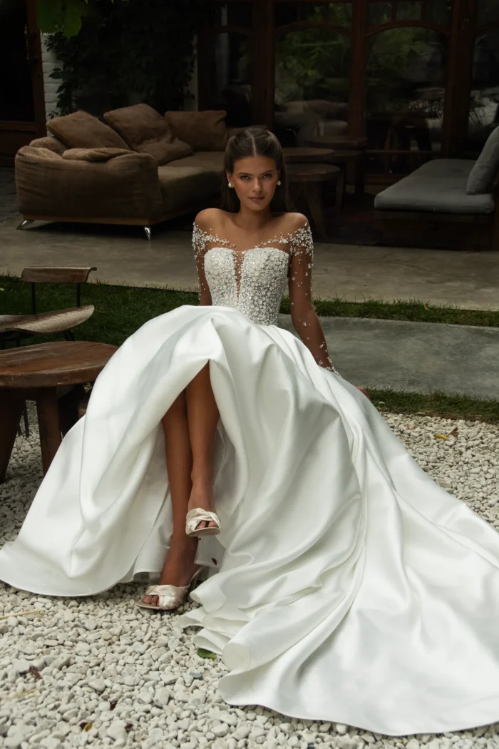 Сортабль 1 Сонеста <p style="text-align: justify;">Cвадебное платье А‑силуэта из атласа и нежного кружева с изысканным V‑образным вырезом. Корсет украшен нитями жемчуга, создающими утончённое сияние и благородный акцент. Лёгкий силуэт подчёркивает романтичность образа, а сочетание материалов придаёт ему торжественность и изысканный шарм.</p>
<iframe src="https://www.youtube.com/embed/XgMoaWBpz20" width="auto" height="600" frameborder="0" allowfullscreen="allowfullscreen"></iframe>