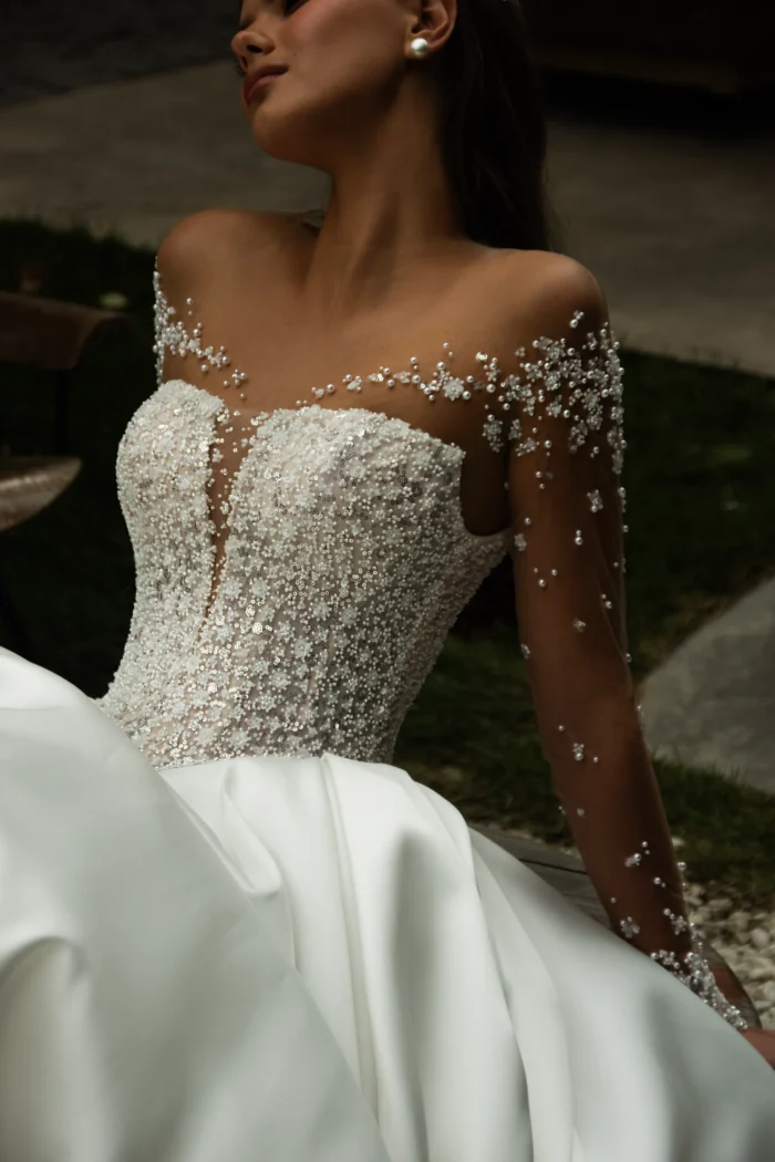 Сортабль 3 Сонеста <p style="text-align: justify;">Cвадебное платье А‑силуэта из атласа и нежного кружева с изысканным V‑образным вырезом. Корсет украшен нитями жемчуга, создающими утончённое сияние и благородный акцент. Лёгкий силуэт подчёркивает романтичность образа, а сочетание материалов придаёт ему торжественность и изысканный шарм.</p>
<iframe src="https://www.youtube.com/embed/XgMoaWBpz20" width="auto" height="600" frameborder="0" allowfullscreen="allowfullscreen"></iframe>