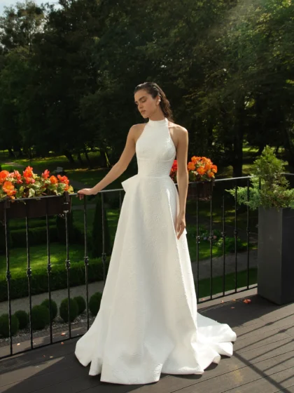 Виньон 1 Наталья Романова <p style="text-align: justify;">Cвадебное платье А‑силуэта из благородного жаккарда с американской проймой. Открытая спинка и изящный бант добавляют образу утончённости и романтичного шарма, создавая гармоничное сочетание современного стиля и классической элегантности.</p>
<iframe src="https://www.youtube.com/embed/tTpZ4vObMXE" width="auto" height="600" frameborder="0" allowfullscreen="allowfullscreen"></iframe>