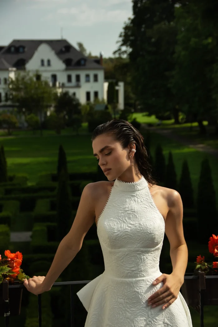 Виньон 2 Наталья Романова <p style="text-align: justify;">Cвадебное платье А‑силуэта из благородного жаккарда с американской проймой. Открытая спинка и изящный бант добавляют образу утончённости и романтичного шарма, создавая гармоничное сочетание современного стиля и классической элегантности.</p>
<iframe src="https://www.youtube.com/embed/tTpZ4vObMXE" width="auto" height="600" frameborder="0" allowfullscreen="allowfullscreen"></iframe>