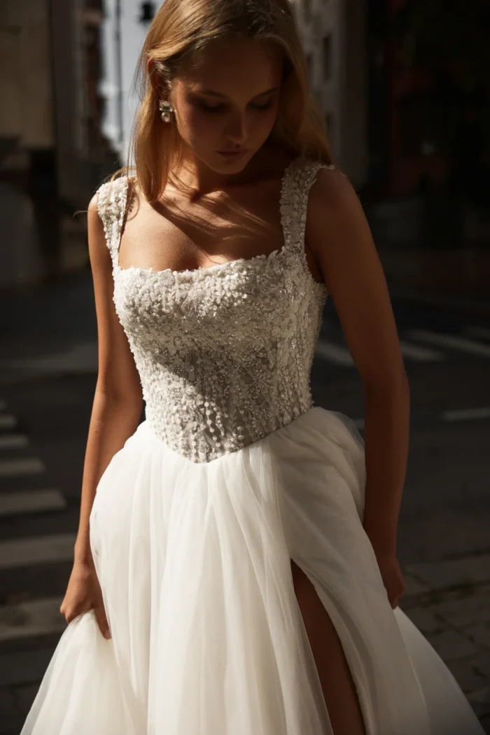 Алана 1 Сониа Солей <p style="text-align: justify;">Элегантное свадебное платье А‑силуэта с изящным разрезом на юбке и роскошным расшитым корсетом. Лёгкий фатин и утончённое кружево создают воздушный образ, подчеркивающий женственность и утонченность невесты.</p>
<iframe src="https://www.youtube.com/embed/y8ajtINz57I" width="auto" height="600" frameborder="0" allowfullscreen="allowfullscreen"></iframe>
