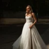Алана 2 Сониа Солей <p style="text-align: justify;">Элегантное свадебное платье А‑силуэта с изящным разрезом на юбке и роскошным расшитым корсетом. Лёгкий фатин и утончённое кружево создают воздушный образ, подчеркивающий женственность и утонченность невесты.</p>
<iframe src="https://www.youtube.com/embed/y8ajtINz57I" width="auto" height="600" frameborder="0" allowfullscreen="allowfullscreen"></iframe>
