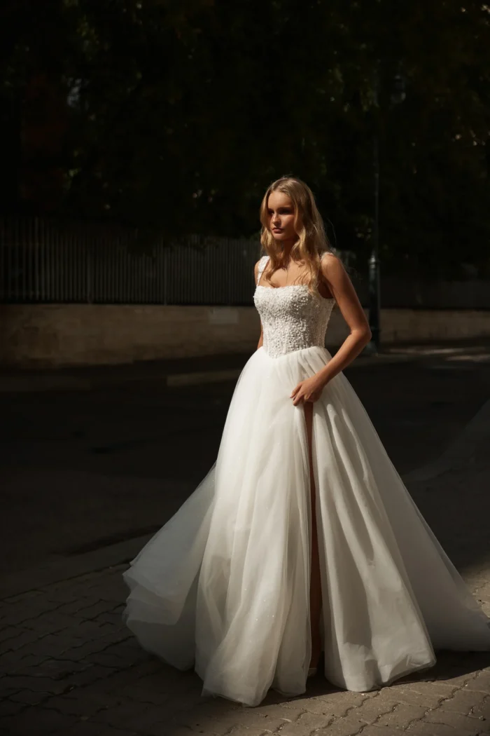 Алана 2 Сониа Солей <p style="text-align: justify;">Элегантное свадебное платье А‑силуэта с изящным разрезом на юбке и роскошным расшитым корсетом. Лёгкий фатин и утончённое кружево создают воздушный образ, подчеркивающий женственность и утонченность невесты.</p>
<iframe src="https://www.youtube.com/embed/y8ajtINz57I" width="auto" height="600" frameborder="0" allowfullscreen="allowfullscreen"></iframe>
