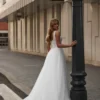 Алана 3 Сониа Солей <p style="text-align: justify;">Элегантное свадебное платье А‑силуэта с изящным разрезом на юбке и роскошным расшитым корсетом. Лёгкий фатин и утончённое кружево создают воздушный образ, подчеркивающий женственность и утонченность невесты.</p>
<iframe src="https://www.youtube.com/embed/y8ajtINz57I" width="auto" height="600" frameborder="0" allowfullscreen="allowfullscreen"></iframe>
