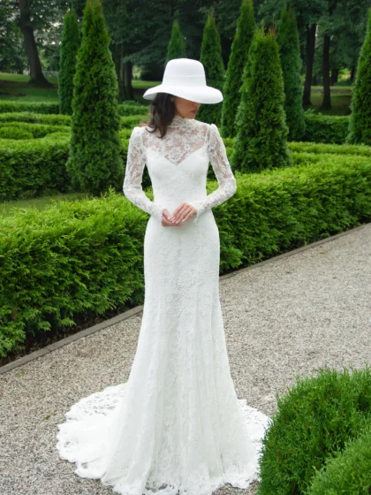 Бельканто 1 Наталья Романова <p style="text-align: justify;">Элегантное свадебное платье облегающего силуэта с длинными рукавами, состоящее из двух частей: нижнего платья из нежного шёлка и верхнего кружевного платья. Модели предлагаются раздельно, что позволяет создавать вариативные образы и подчеркивать утончённую женственность невесты.</p>
<iframe src="https://www.youtube.com/embed/i5ePdU_A4QU" width="auto" height="600" frameborder="0" allowfullscreen="allowfullscreen"></iframe>