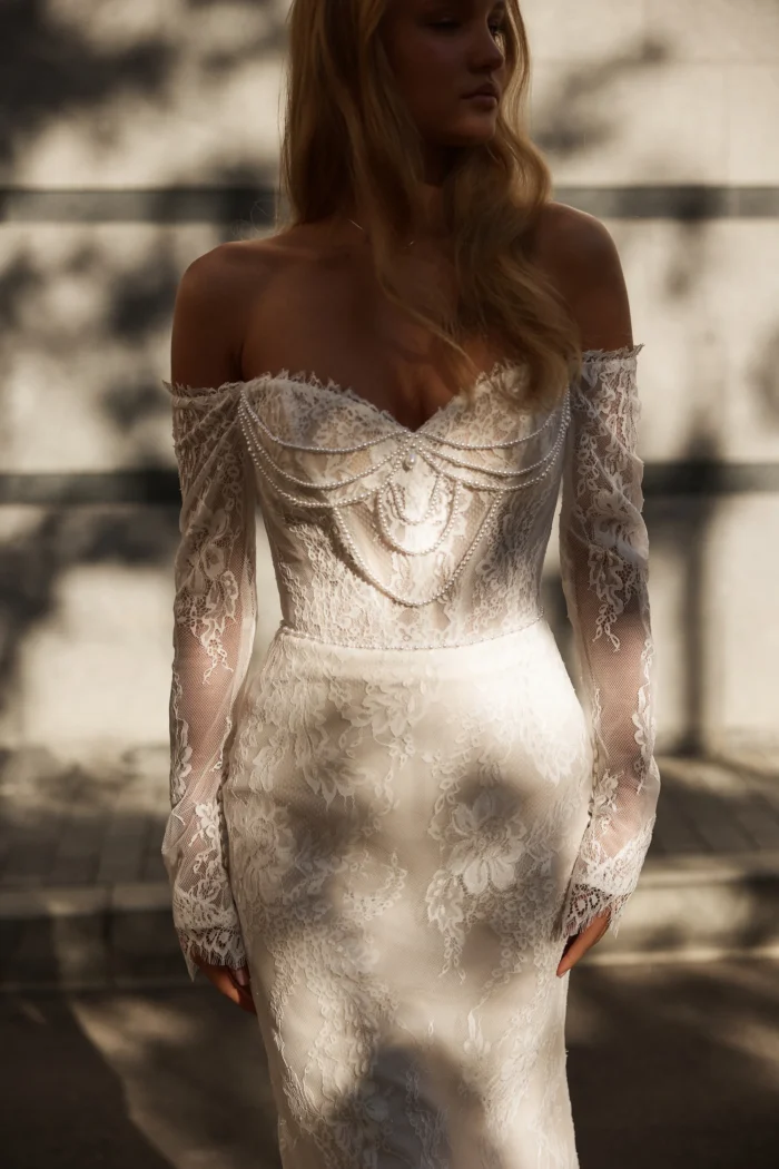 Чиа - Сониа Солей Чиа 1 Сониа Солей <p style="text-align: justify;">Элегантное свадебное платье облегающего силуэта из утончённого кружева с длинными рукавами. Корсет украшен изящными нитями жемчуга, создающими роскошный акцент и подчёркивающими изысканную женственность образа.</p>
<iframe src="https://www.youtube.com/embed/rOR7Jl7VQ3I" width="auto" height="600" frameborder="0" allowfullscreen="allowfullscreen"></iframe>