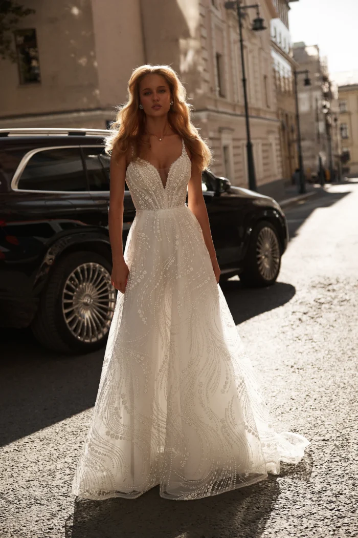 Флорал 1 Сониа Солей <p style="text-align: justify;">Изысканное свадебное платье А‑силуэта на тонких бретелях с элегантным V‑образным вырезом. Бретели украшены жемчужной вышивкой, а кружево придаёт образу утончённость и романтичное очарование.</p>
<iframe src="https://www.youtube.com/embed/VyHwq9IIEBM" width="auto" height="600" frameborder="0" allowfullscreen="allowfullscreen"></iframe>