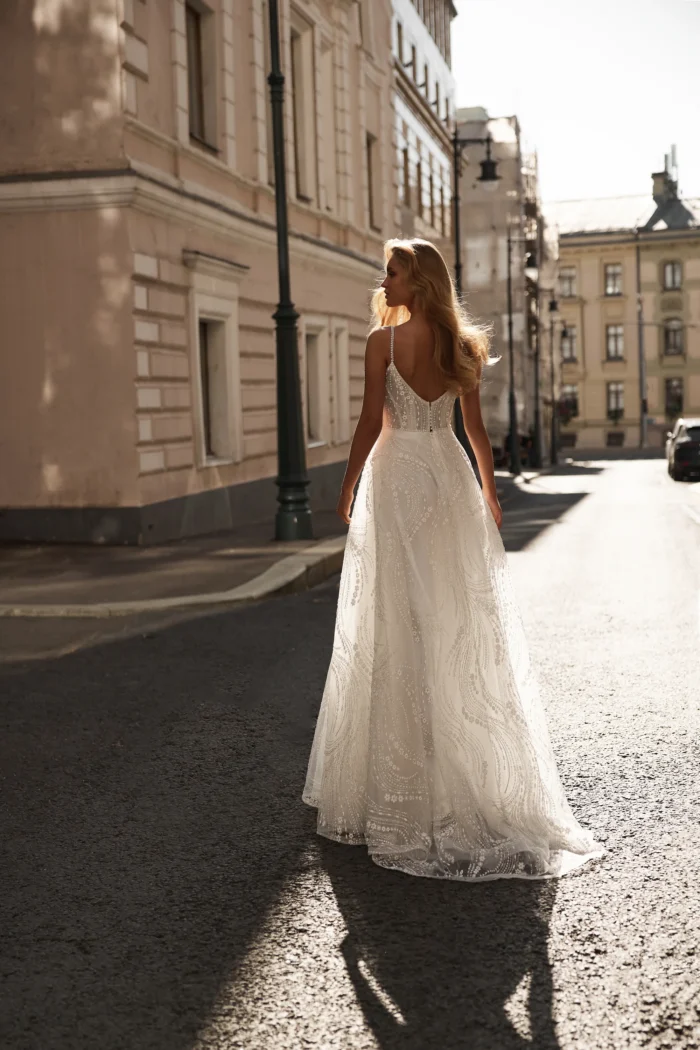 Флорал 3 Сониа Солей <p style="text-align: justify;">Изысканное свадебное платье А‑силуэта на тонких бретелях с элегантным V‑образным вырезом. Бретели украшены жемчужной вышивкой, а кружево придаёт образу утончённость и романтичное очарование.</p>
<iframe src="https://www.youtube.com/embed/VyHwq9IIEBM" width="auto" height="600" frameborder="0" allowfullscreen="allowfullscreen"></iframe>