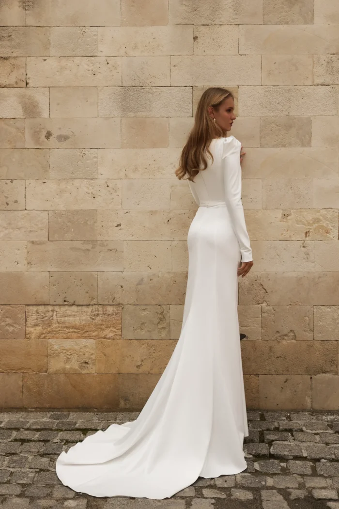 Макадамия 3 Сониа Солей <p style="text-align: justify;">Элегантное свадебное платье прямого силуэта из гладкого атласа с изящным разрезом на юбке и длинными рукавами. Лаконичный крой подчёркивает утончённость образа, создавая гармонию строгости и изысканной женственности.</p>
<iframe src="https://www.youtube.com/embed/L40ngaLIS3Y" width="auto" height="600" frameborder="0" allowfullscreen="allowfullscreen"><span data-mce-type="bookmark" style="display: inline-block; width: 0px; overflow: hidden; line-height: 0;" class="mce_SELRES_start">﻿</span></iframe>