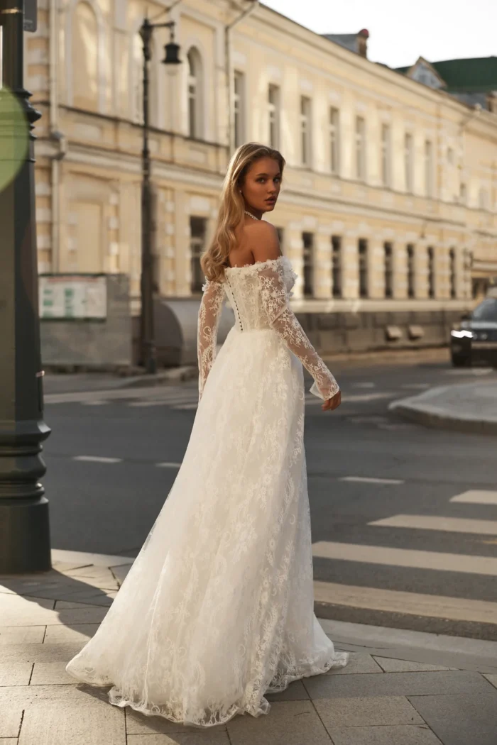 Робуста 3 Сониа Солей <p style="text-align: justify;">Воздушное свадебное платье А‑силуэта с элегантными спущенными длинными рукавами. Корсет украшен объёмными 3D‑цветами и утончённой вышивкой из жемчуга, а кружево придаёт образу романтичность и изысканную нежность.</p>
<iframe src="https://www.youtube.com/embed/qeN4RJkqf04" width="auto" height="600" frameborder="0" allowfullscreen="allowfullscreen"><span data-mce-type="bookmark" style="display: inline-block; width: 0px; overflow: hidden; line-height: 0;" class="mce_SELRES_start">﻿</span></iframe>